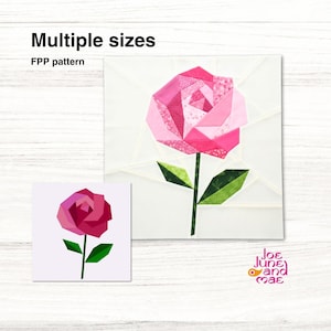 Könnte beinhalten: Zwei Bilder eines geometrischen Rosendesigns. Das größere Bild zeigt eine rosa Rose mit grünen Blättern und Stiel. Das kleinere Bild ist eine Miniaturversion desselben Designs. Der Text auf dem Bild lautet "Multiple sizes" und "FPP pattern".
