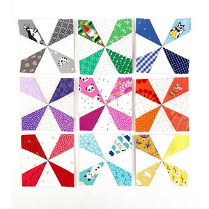 Könnte beinhalten: Neun Stoffquadrate mit einem Windmühlenmuster. Jedes Quadrat hat ein anderes Muster und eine andere Farbgebung, darunter Weiß, Grau, Grün, Blau, Lila, Rosa, Orange, Rot und Gelb.