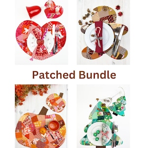 Puede incluir: Un conjunto de cuatro manteles individuales de patchwork en forma de corazón, hombre de jengibre, calabaza y árbol de Navidad. Cada mantel individual está hecho de retazos de tela coloridos cosidos juntos en un patrón aleatorio. Los manteles individuales se muestran sobre un fondo blanco con un plato, cubiertos y otros elementos decorativos.