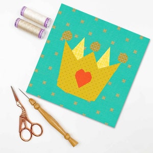 Crown Quilt Block Pattern, yellow pink crown on blue background