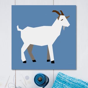 Peut inclure: Une chèvre blanche avec des cornes brunes et une barbe brune se tient sur un fond bleu. La chèvre fait face au côté droit de l'image.