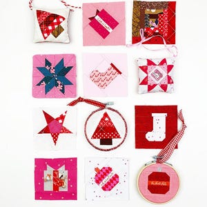Könnte beinhalten: Eine Sammlung von 10 handgefertigten Weihnachtsanhängern mit verschiedenen festlichen Motiven, darunter ein Weihnachtsbaum, ein Strumpf und eine Geschenkbox. Die Anhänger sind aus Stoffresten in Rot, Rosa, Weiß und Braun gefertigt.