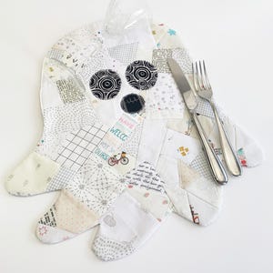 Ghost placemat/ coaster patched sewing pattern . The cutest little quilted ghost placemat pattern, perfect for your fabric scraps. The pattern is for a placemat and a Coaster.