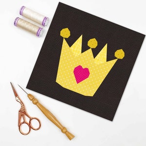 Crown Quilt Block Pattern, yellow pink crown on brown background