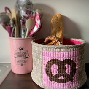 Quilted fabric bread basket, PDF instant download, pretzel paper piecing detail image 3