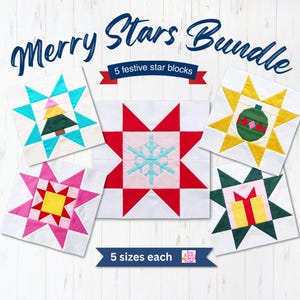 Op de afbeelding: Een Merry Stars Bundle van vijf vierkante stoffen quiltblokken met feestelijke ontwerpen, waaronder een kerstboom, een sneeuwvlok, een kerstbal, een cadeau en een geometrisch sterpatroon in levendige kleuren zoals rood, groen en geel.