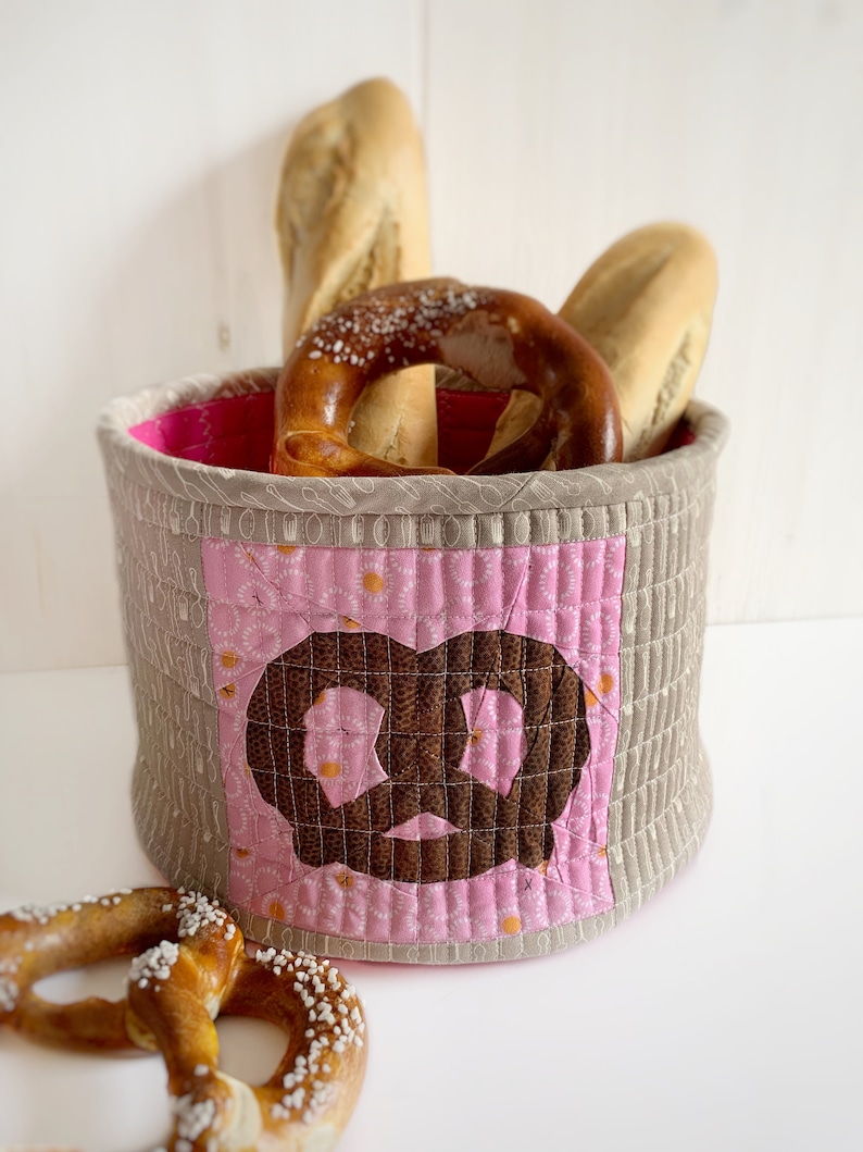Quilted fabric bread basket, PDF instant download, pretzel paper piecing detail image 1