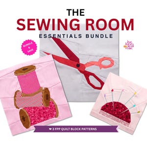 Op de afbeelding: De Sewing Room Essentials Bundle bevat drie FPP-quiltblokpatronen. Eén blok toont een rode schaar op een lichtgrijze achtergrond, een ander roze garenklosjes op een lichtroze achtergrond en het derde een speldenkussen met spelden.