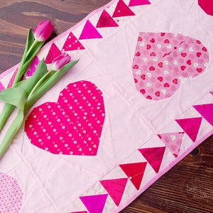 Heart table runner - PDF Pattern, Valentines Day table runner, Patchwork Pattern, Modern Quilt Pattern