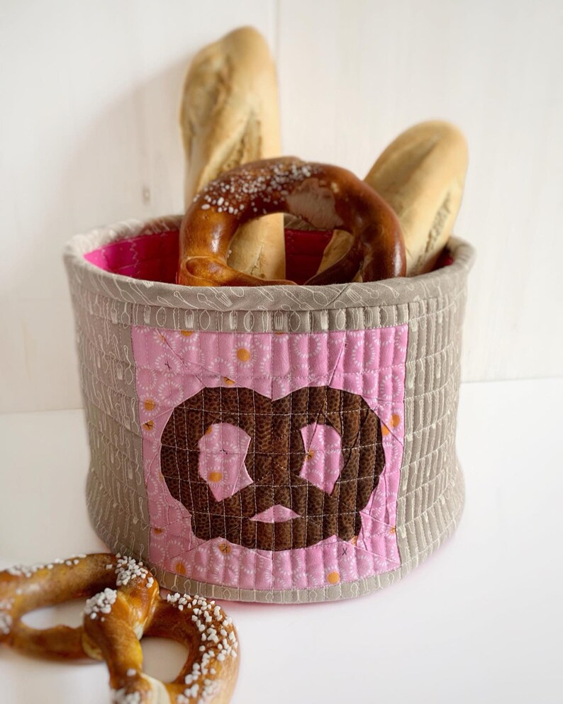 Quilted fabric bread basket, PDF instant download, pretzel paper piecing detail image 6