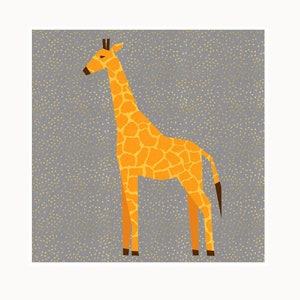 Peut inclure: Une girafe jaune avec des taches brunes se tient sur un fond gris avec des paillettes dorées.