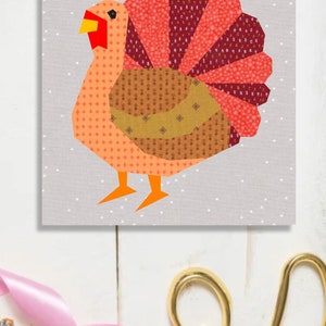 turkey quilt block pattern brown colored turkey on gray background