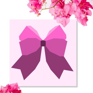 Op de afbeelding: Een roze en paarse strik met een geometrisch ontwerp. De strik is geïsoleerd op een lichtroze achtergrond.