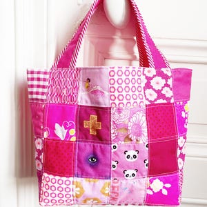 Patchwork Tote bag pattern in 4 sizes, fantastic bag pattern in 4 sizes made with fabric squares, beginner tote bag sewing pattern. Shopping Tote Bag sewing pattern with fabric squares. Scrap friendly sewing pattern.