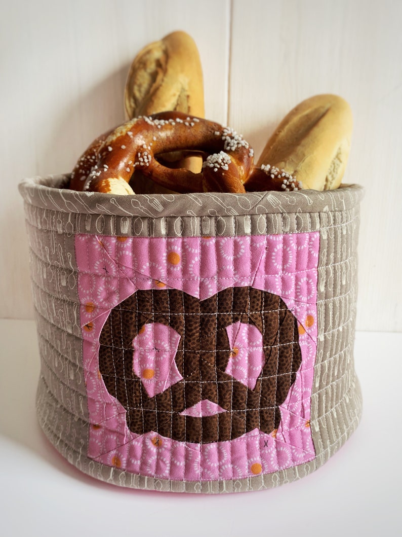 Quilted fabric bread basket, PDF instant download, pretzel paper piecing detail image 2