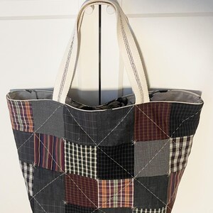 Patchwork Tote bag pattern in 4 sizes, fantastic bag pattern in 4 sizes made with fabric squares, beginner tote bag sewing pattern. Shopping Tote Bag sewing pattern with fabric squares. Scrap friendly sewing pattern.