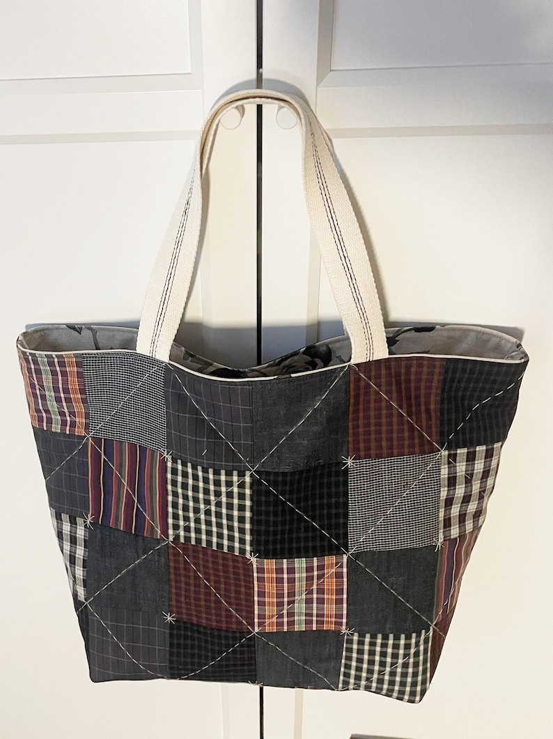 Patchwork Tote bag pattern in 4 sizes, fantastic bag pattern in 4 sizes made with fabric squares, beginner tote bag sewing pattern. Shopping Tote Bag sewing pattern with fabric squares. Scrap friendly sewing pattern.