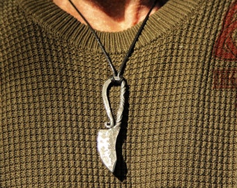 Collar con colgante de cuchillo de hierro forjado a mano, accesorio vikingo medieval.