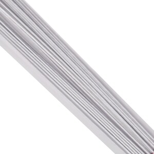 Puede incluir: Un abanico de papel blanco est&aacute; plegado cerrado, mostrando las muchas capas de papel.