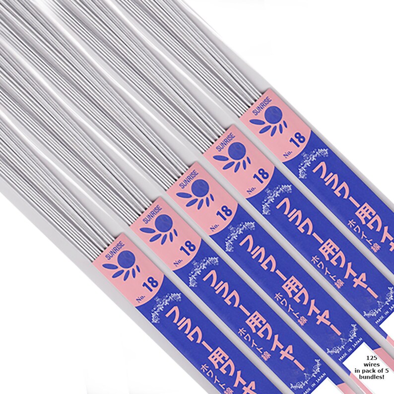 Puede incluir: Cinco paquetes de alambre floral blanco, cada paquete contiene 25 alambres. El alambre est&aacute; etiquetado "Sunrise No. 18 Flower Wire" en japon&eacute;s e ingl&eacute;s. El alambre est&aacute; empaquetado en una bolsa de pl&aacute;stico transparente.