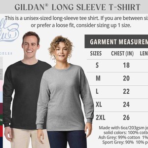 K&ouml;nnte beinhalten: Ein Langarm-T-Shirt in verschiedenen Farben, darunter Aschgrau, Sportgrau, Hellrosa, Hellblau, Rotbraun, Waldgr&uuml;n, Rot und Marineblau. Das Shirt ist aus 6oz/203gsm Jersey gefertigt und in den Gr&ouml;&szlig;en S, M, L, XL und 2XL erh&auml;ltlich. Die Gr&ouml;&szlig;entabelle zeigt die Brust- und L&auml;ngenma&szlig;e in Zoll. Das Shirt besteht aus 100% Baumwolle, au&szlig;er in den Farben Aschgrau und Sportgrau, die jeweils 99% Baumwolle und 1% Polyester sowie 90% Baumwolle und 10% Polyester enthalten.