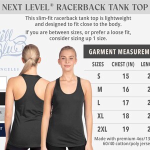 K&ouml;nnte beinhalten: Racerback-Tanktop in Schwarz, Wei&szlig;, Heather Grey und Mitternachtsblau. Das Tanktop besteht aus einem 60/40-Baumwoll-/Polyester-Gemisch und hat eine schmale Passform. Die Gr&ouml;&szlig;entabelle zeigt Brust- und L&auml;ngenma&szlig;e in Zoll.