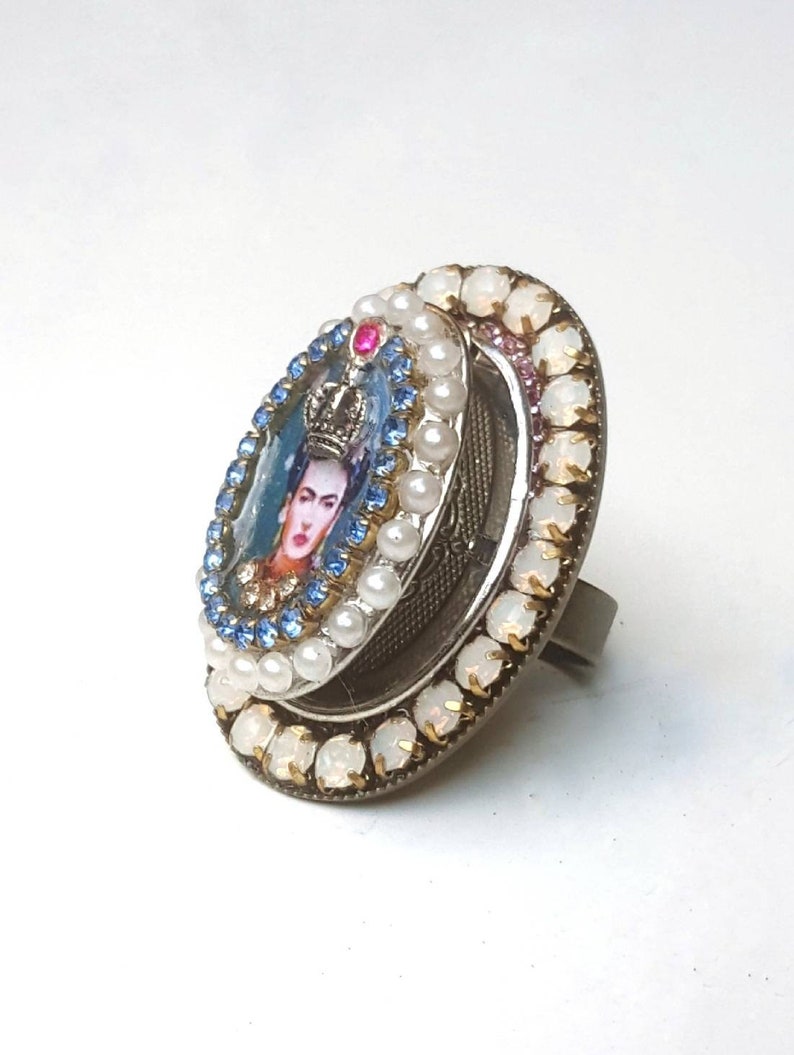 Poison ring,Frida Kahlo jewelry,unusual ring,statement locket ring,ring with a crown,secret ring,locket ring,vintage style ring,opal poison