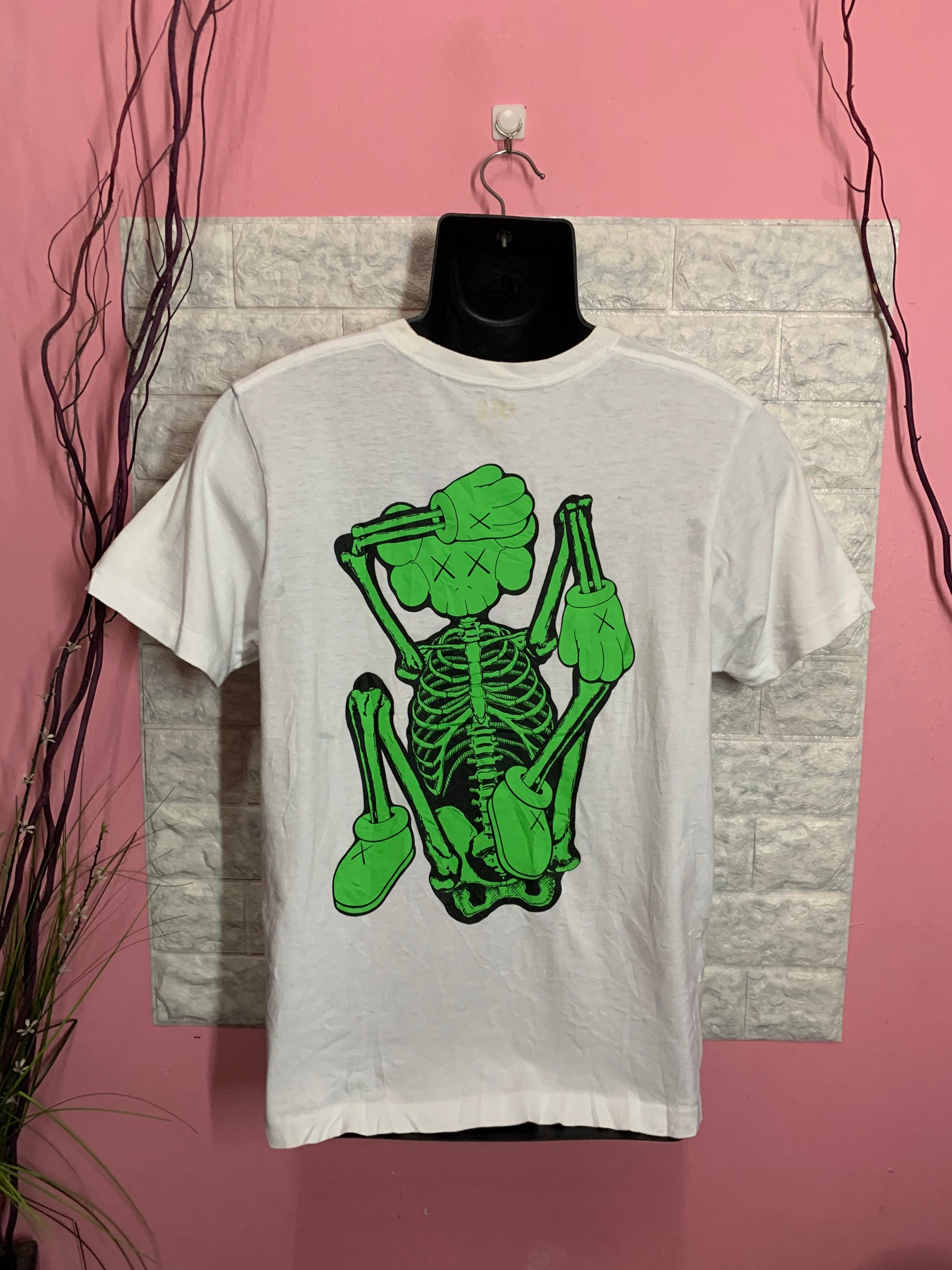 Rare Shirt Uniqlo X Kaws Skull - Etsy Rare Shirt Uniqlo X Kaws Skull - Etsy