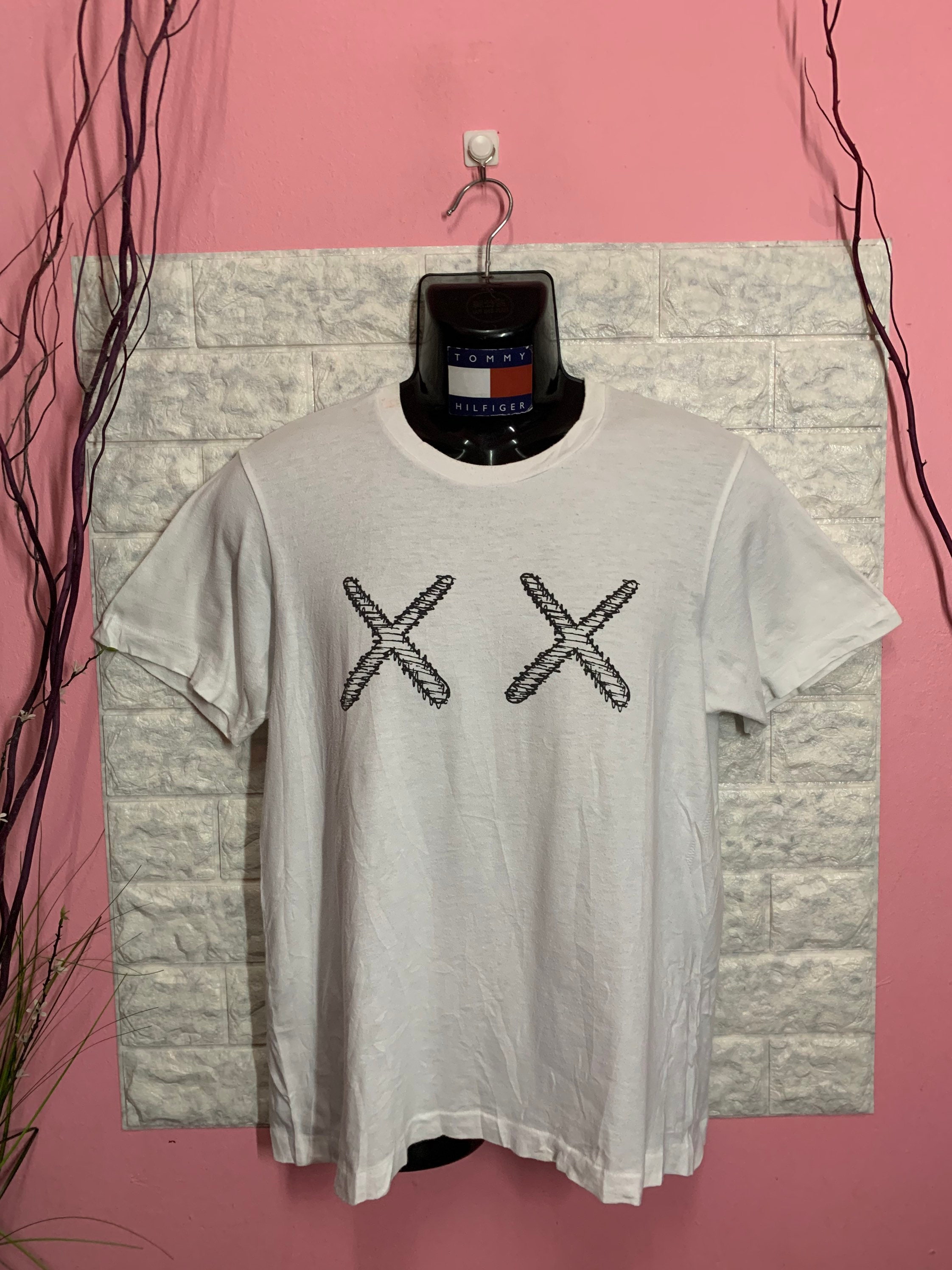 Rare Shirt Uniqlo X Kaws Skull - Etsy Rare Shirt Uniqlo X Kaws Skull - Etsy