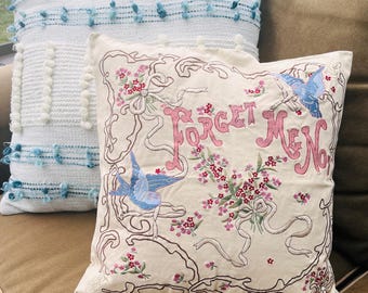Funda de almohada con motivos florales, funda de almohada bordada, almohada Forget Me Not, almohada In Memory, almohada decorativa Whimsigoth, funda de almohada Cottagecore
