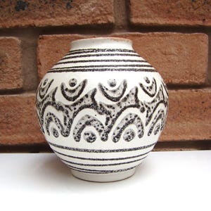 CARSTENS West German Germany 652-15 Off White with Black Fat Lava Line Decor