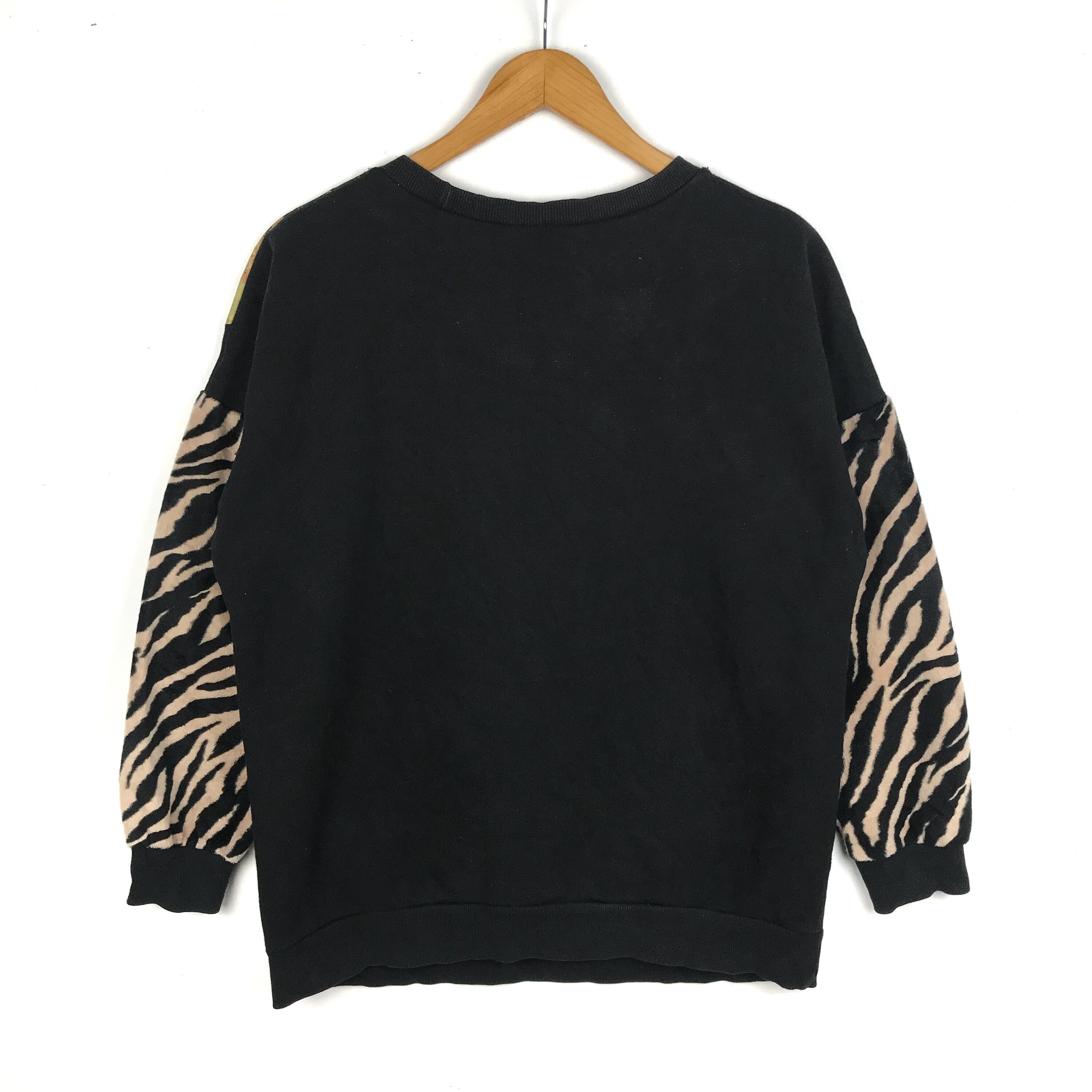 Rare Vintage Tiger Motive Big Print Nice Design Velvet at Sleeve  