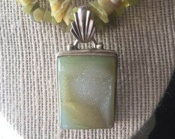 Druzy teñido con collar de jade