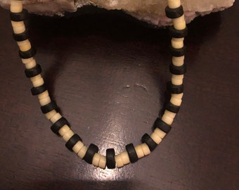 Collar de madera y hueso