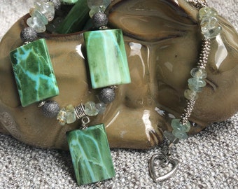 Conjunto de lodalita verde y cuarzo