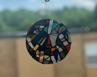Ventana de mosaico colorido colgando