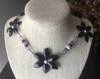 Flor del metal con el collar de amatista acento