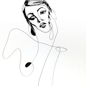 Może przedstawiać: Minimalistyczny czarno-biały rysunek liniowy twarzy i g&oacute;rnej części ciała osoby. Grafika przedstawia ciągłą linię, tworząc prosty, ale wyrazisty portret. Podpis artysty znajduje się w prawym dolnym rogu.