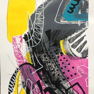 Op de afbeelding: Abstract acrylverfschilderij met een witte achtergrond. Het kunstwerk toont gedurfde vormen in geel, roze, zwart, grijs en blauwgroen. Witte lijnen en stippen voegen details toe. De handtekening van de kunstenaar staat rechtsonder. Moderne kunst.