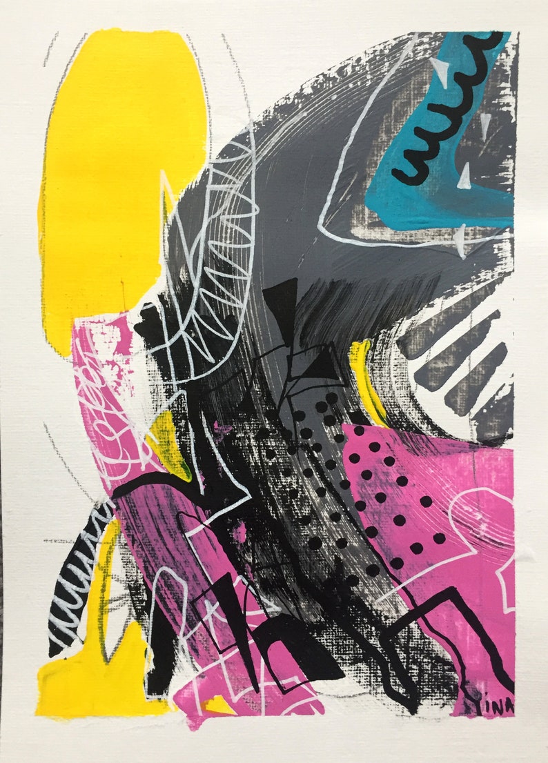 Op de afbeelding: Abstract acrylverfschilderij met een witte achtergrond. Het kunstwerk toont gedurfde vormen in geel, roze, zwart, grijs en blauwgroen. Witte lijnen en stippen voegen details toe. De handtekening van de kunstenaar staat rechtsonder. Moderne kunst.