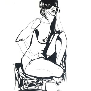 Puede incluir: Ilustraci&oacute;n en blanco y negro de una persona con una m&aacute;scara de gato, sentada. La obra de arte es minimalista, con l&iacute;neas audaces que definen la figura y la silla. El estilo recuerda a un boceto.