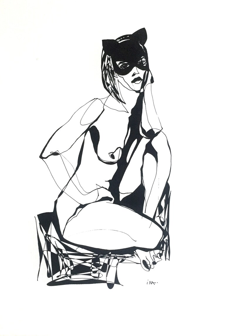 Puede incluir: Ilustraci&oacute;n en blanco y negro de una persona con una m&aacute;scara de gato, sentada. La obra de arte es minimalista, con l&iacute;neas audaces que definen la figura y la silla. El estilo recuerda a un boceto.