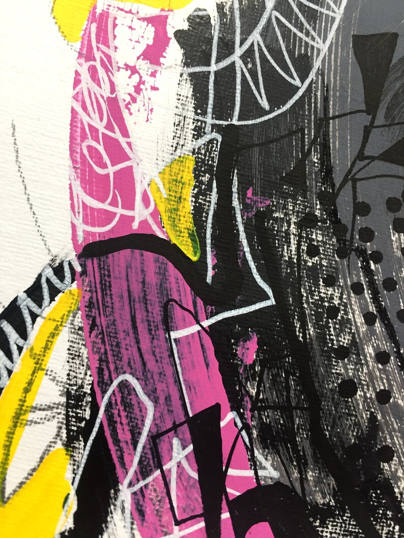 Op de afbeelding: Close-up van een abstract schilderij. Het kunstwerk maakt gebruik van gedurfde penseelstreken in zwart, wit, geel en roze. Witte lijnen en vormen overlappen de kleurrijke achtergrond. Het schilderij heeft een textuur.