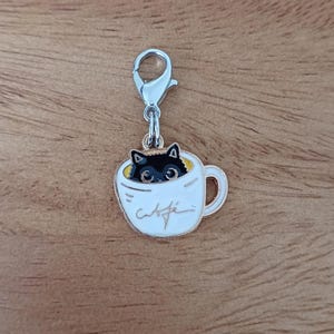 黒猫チャームペンダント、猫ジッパーチャーム、ジッパープル、かぎ針編みマーカー、バッグジッパーオーナメント、コーヒーカップの中の猫、猫好きのギフト、コーヒー好きのギフト