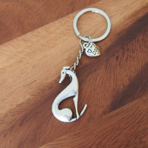 Puede incluir: Llavero de plata con un dije de galgo y un dije de corazón que dice "Mi Perro".