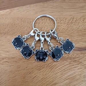 猫の編み物マーカー、かぎ針編みマーカー、ステッチマーカー、編み物の進捗マーカー、かぎ針編み愛好家へのギフト、黒猫のチャームペンダント、猫好きへのプレゼント