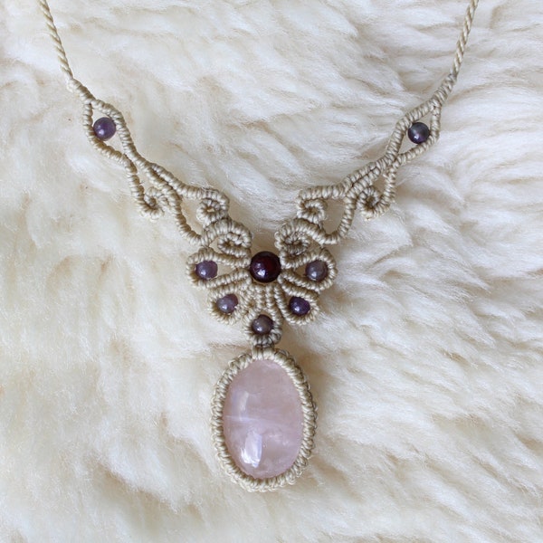 Rose Quartz Macramé Collier cream-colored | White Micromacrame with Rosy Quartz, Amethyst and Garnet | Knotted Floral Pattern