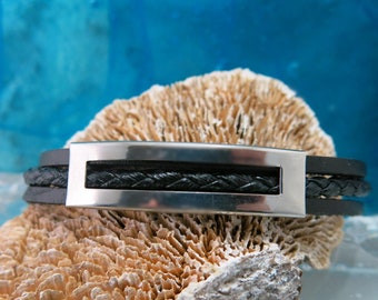 Black leather strap for men. Silver colored magnetic clasp in stainless steel.