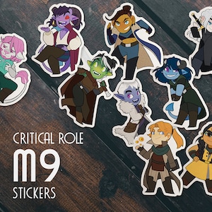 Könnte beinhalten: Ein Set mit 10 bunten Comicfiguren-Aufklebern mit Charakteren aus der Critical Role Kampagne "M9". Die Aufkleber sind auf weißem Papier gedruckt und zeigen eine Vielzahl von Charakteren, darunter eine Elfe mit lila Haaren, einen Goblin mit grüner Haut und einen Tiefling mit blauer Haut.