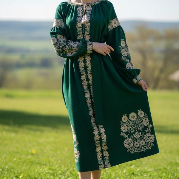 Besticktes Kleid, ukrainisches Kleid, Stickerei, Tracht, Wyschywanka im Boho-Stil, ukrainische Kleidung, Damenbekleidung